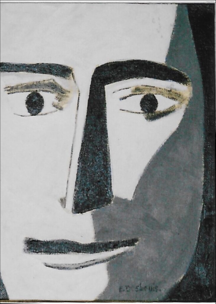 Plan resserré sur portrait noir/gris/blanc, sourire en coin
