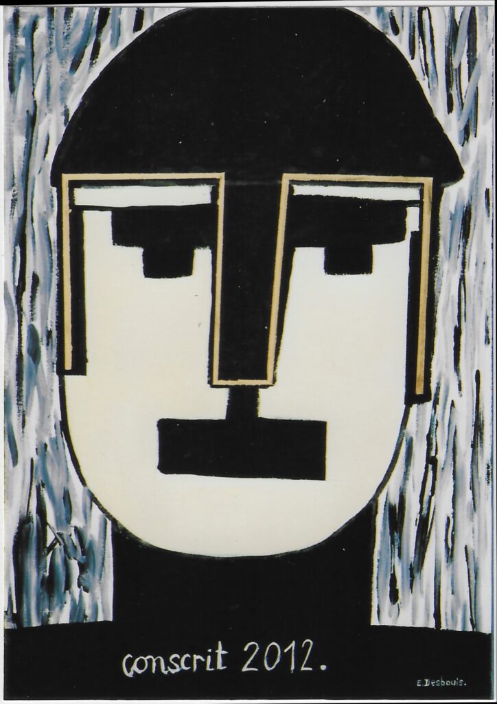 Portrait de face, casque noir, nez, sourcil et coté surlignés d’un trait doré, fond pluvieux