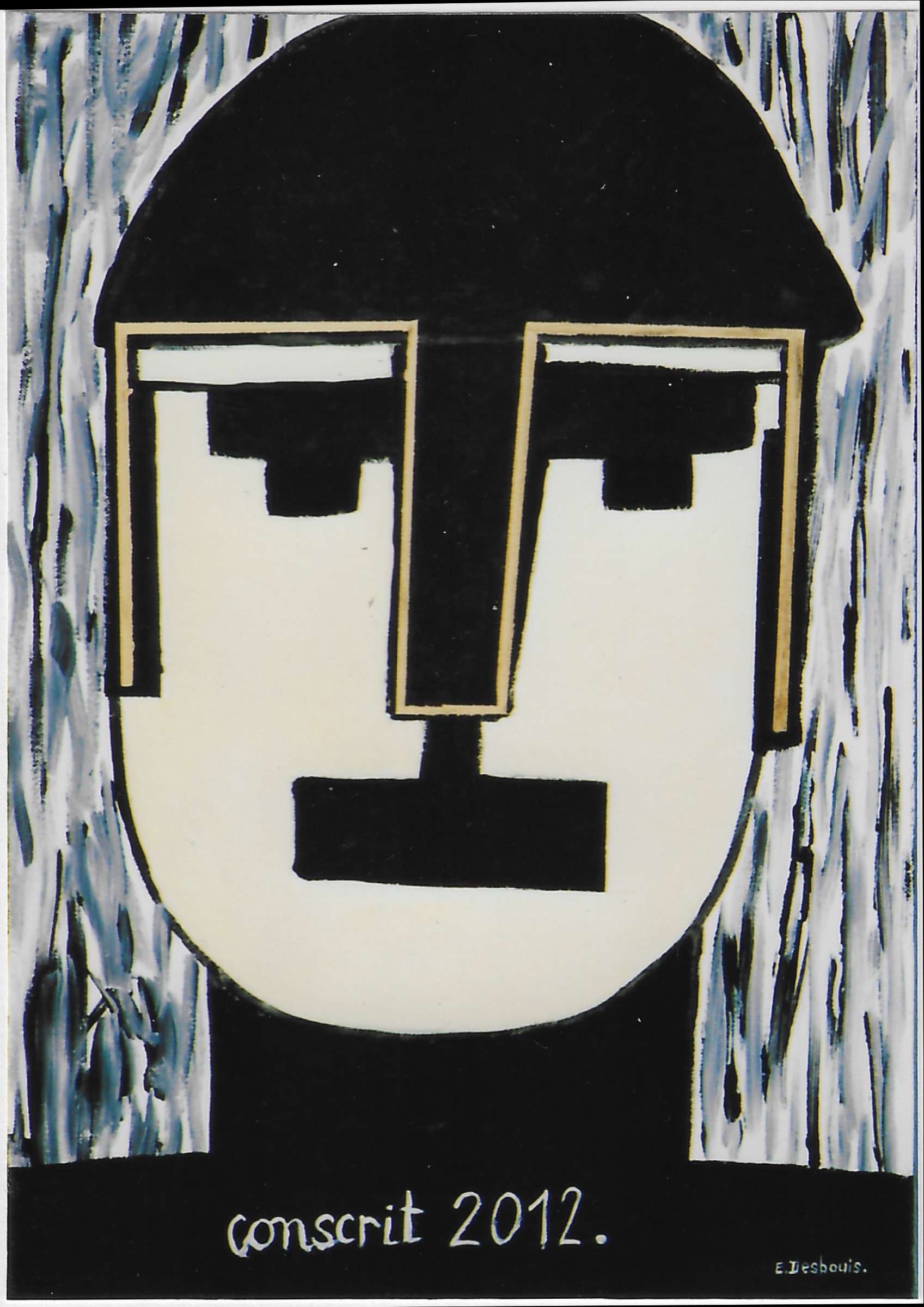Portrait de face, casque noir, nez, sourcil et coté surlignés d’un trait doré, fond pluvieux