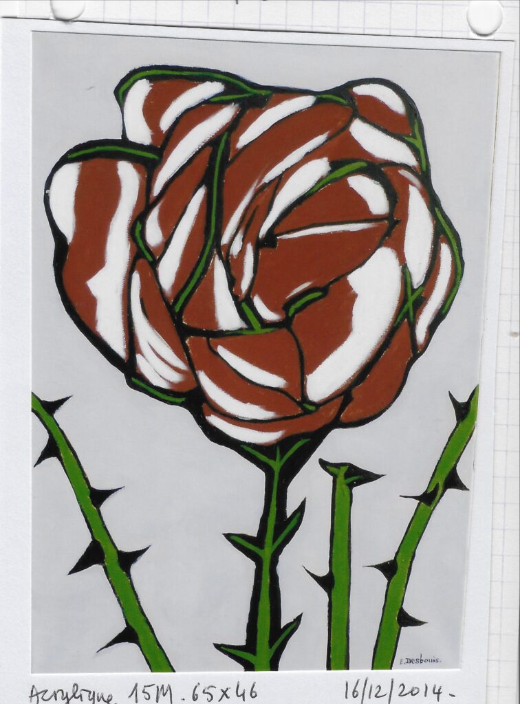 Une rose rouge, en gros plan, entourée de tiges épineuses, fond gris pâle