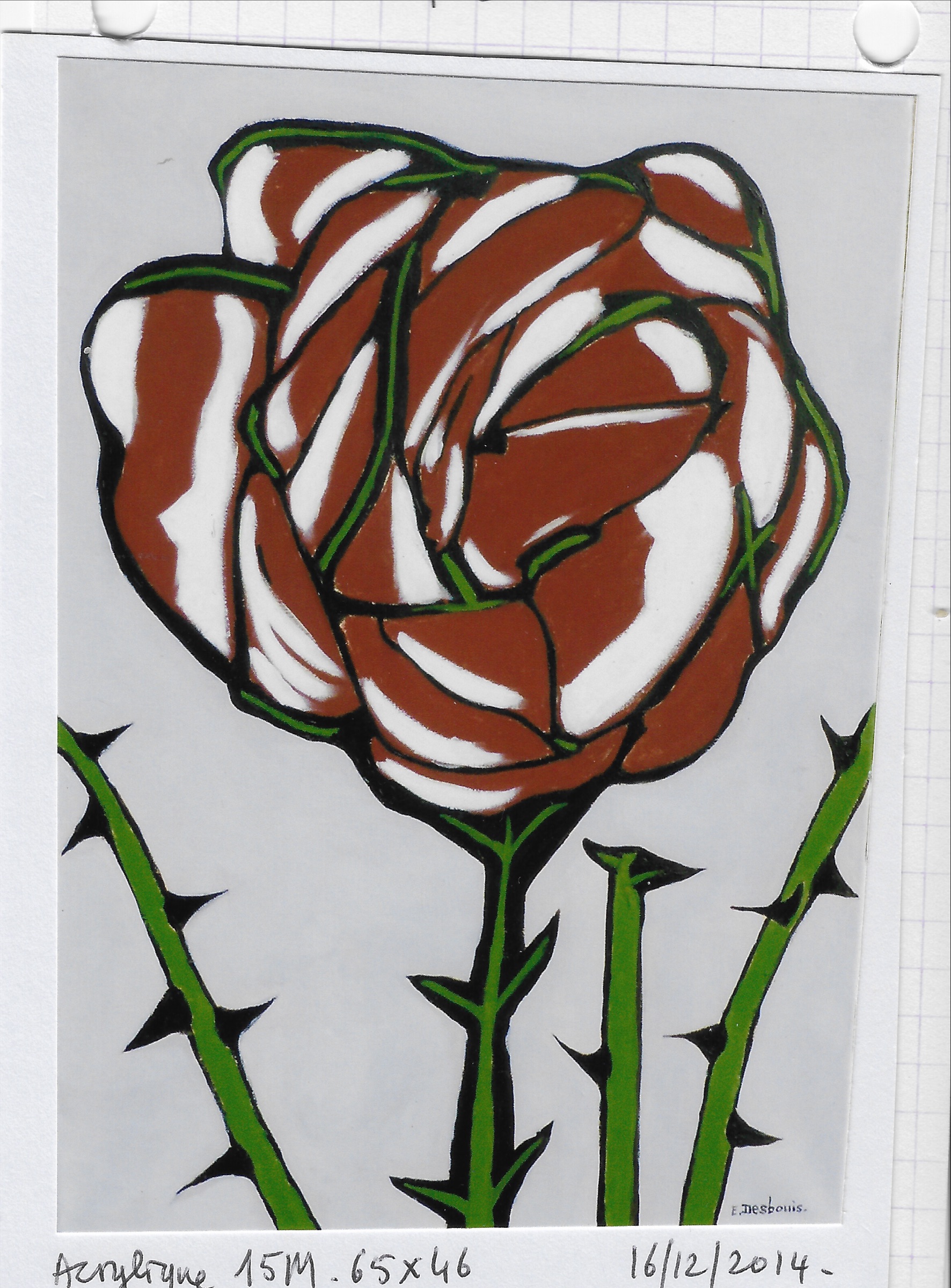Une rose rouge, en gros plan, entourée de tiges épineuses, fond gris pâle
