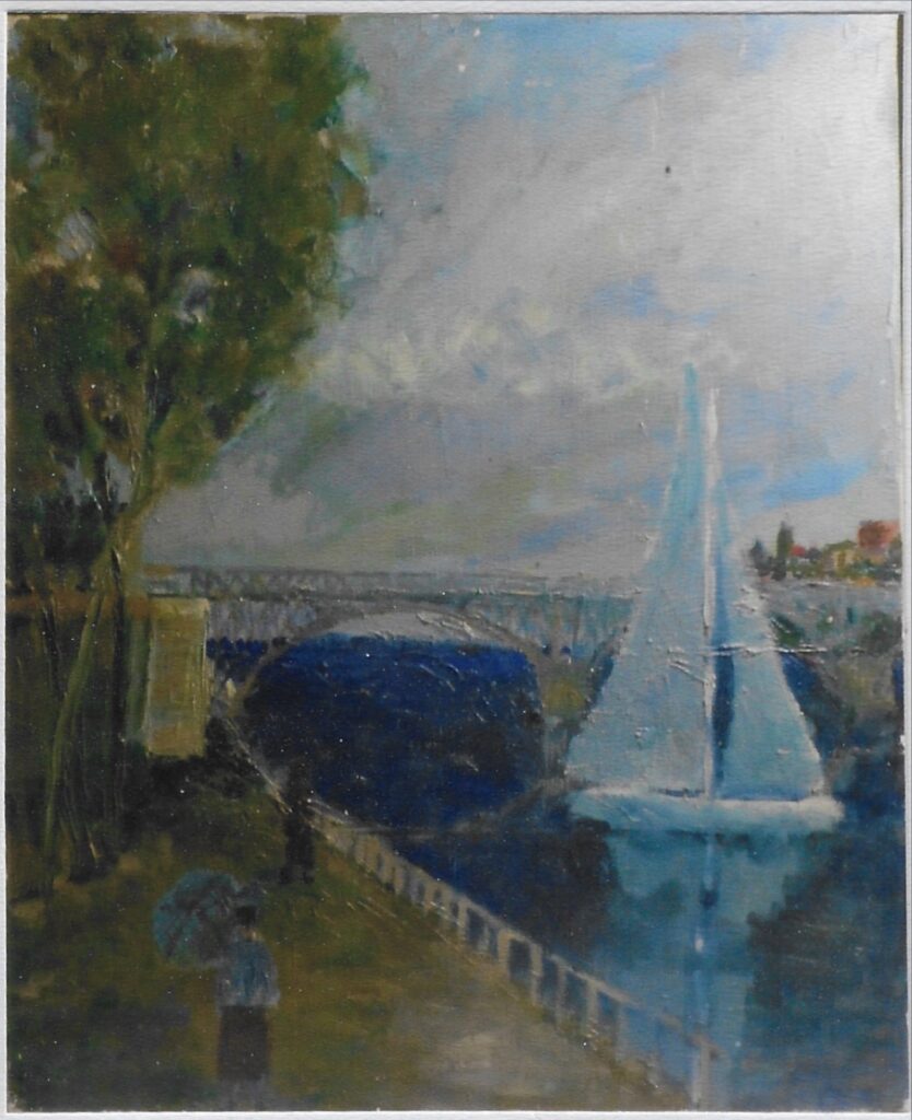 quai au bord d’un fleuve, une femme avec ombrelle bleue à gauche, un voilier bleu ciel à droite, pont métallique en arrière plan