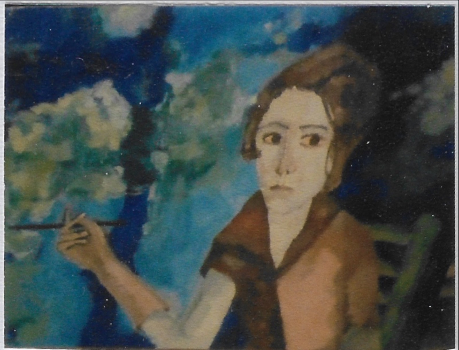 femme de face assise, chemisier ocre et brun, regard à droite, fume-cigarette dans la main droite gantée, fond dans les tons bleus