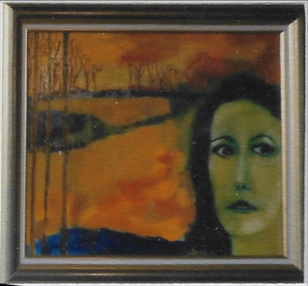 visage de femme en bas à droite, fond oranger avec qq arbres dénudés sur la gauche et au fond.