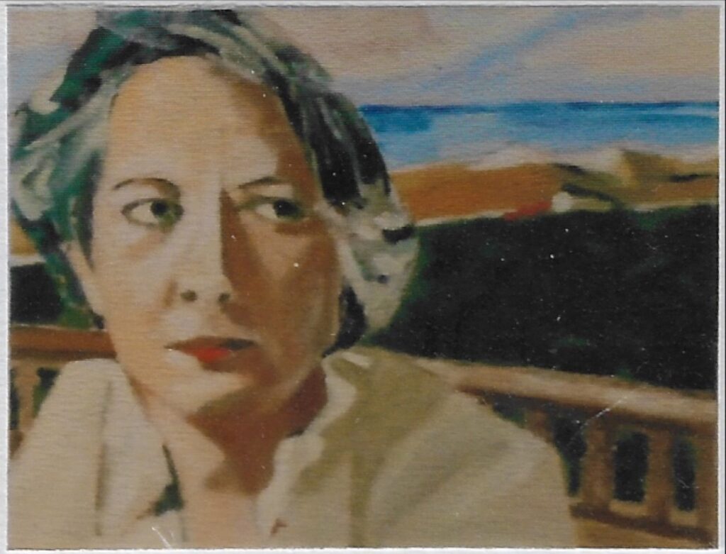 portrait femme cheveu mi-long, chemisier blanc, en arrière plan une rembarde à droite, paysage flou derrière