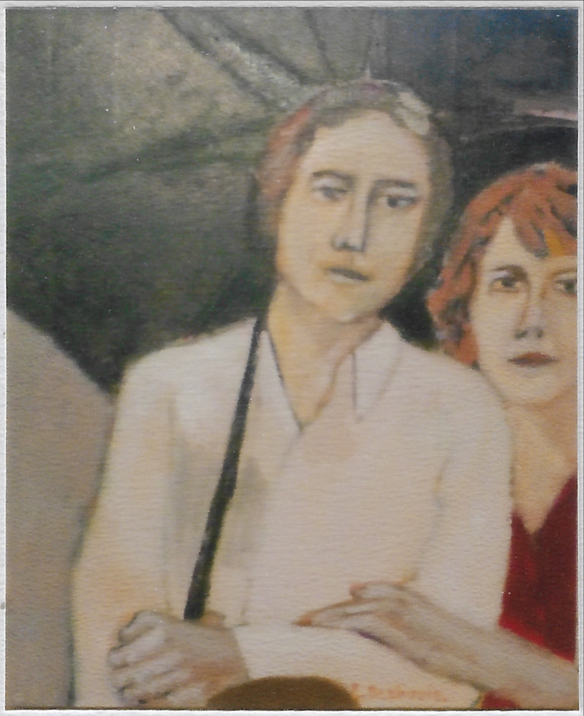 couple sous un parapluie noir, l’homme en chemise blanche tient le parapluie, la femme à sa gauche le tient par le bras (l’artiste et sa femme)