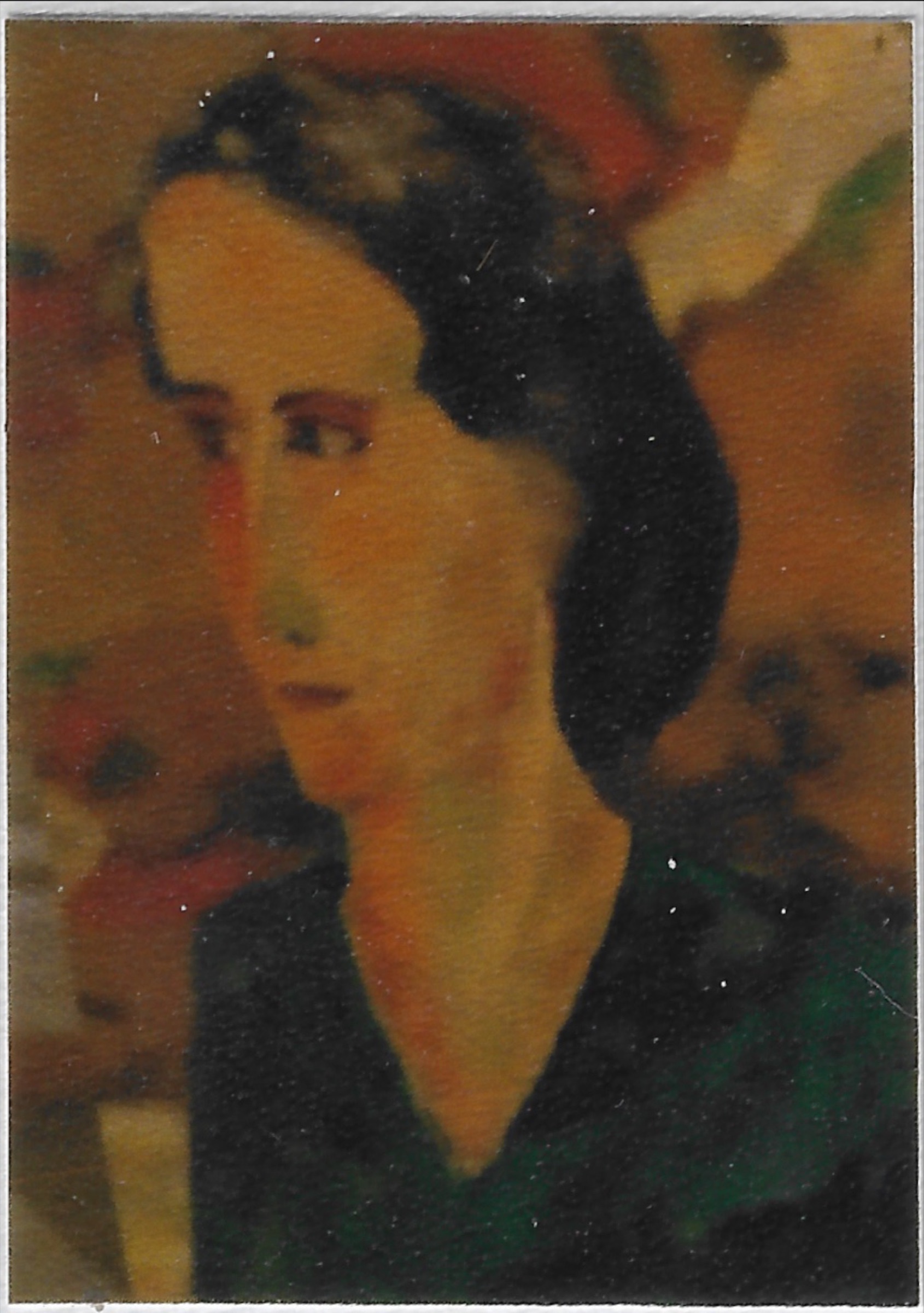 Femme en col V, trois quart gauche, cheveu en arrière, tons orangers