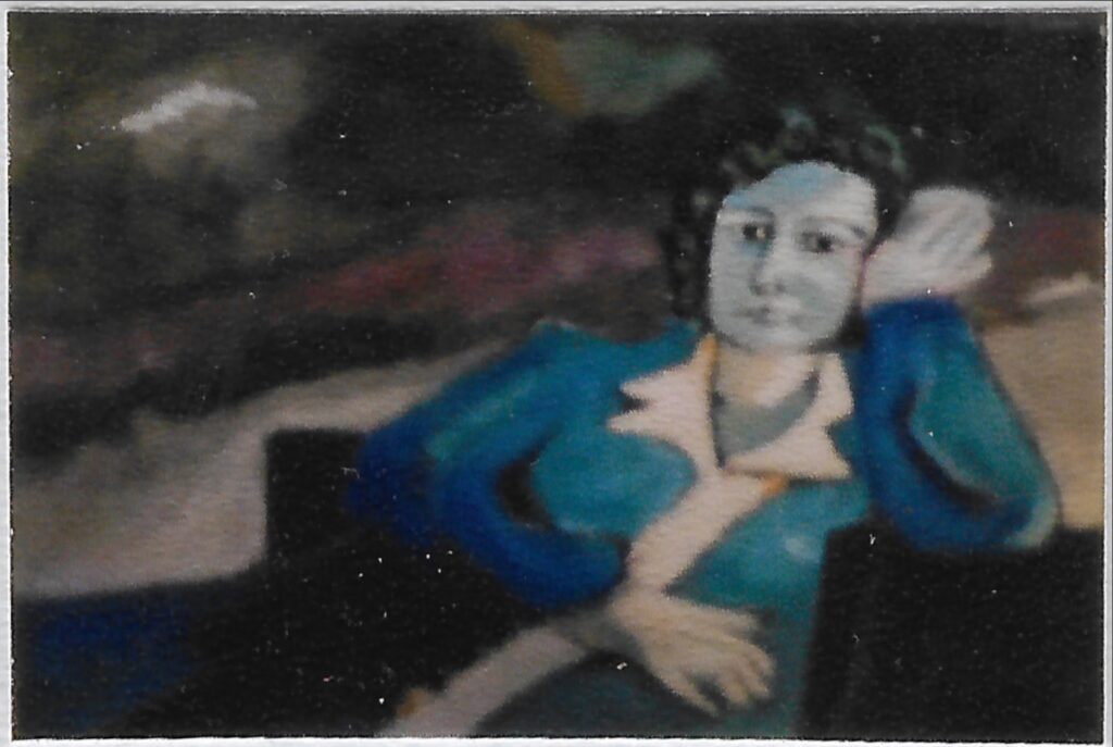 femme qui semble assise, coude gauche posé sur un socle noir, main sur la joue, habillée dans les tons bleus avec col blanc, fond sombre