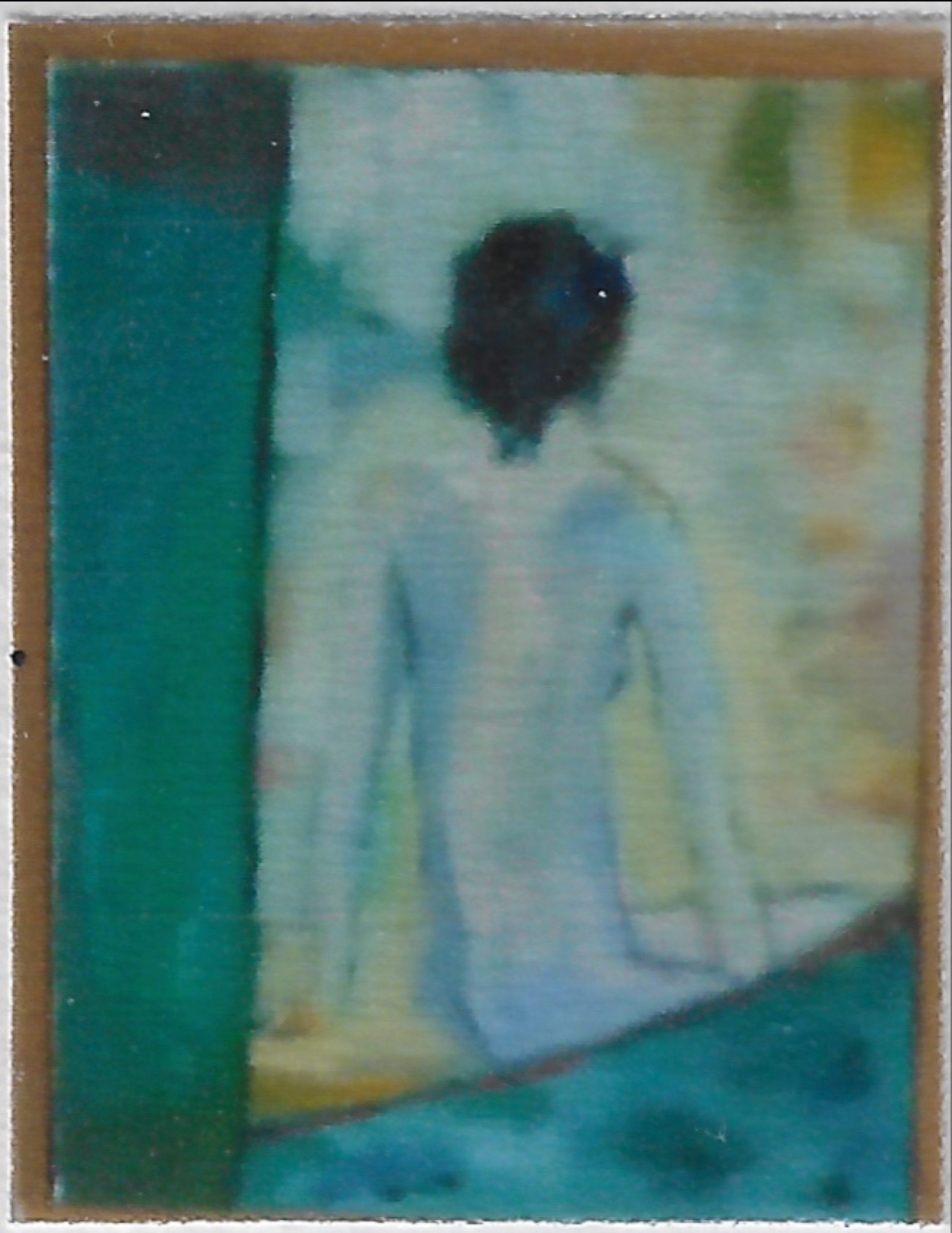 personnage nu de dos,, cheveu court noir, assis, bande large verte à gauche, courbe bleu/vert en bas masquant les jambes