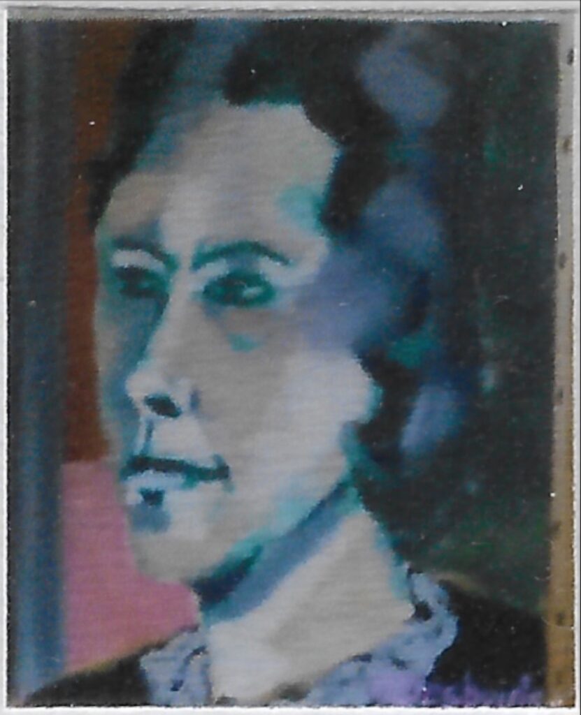 portrait femme trois quart gauche, cheveux longs ondulés