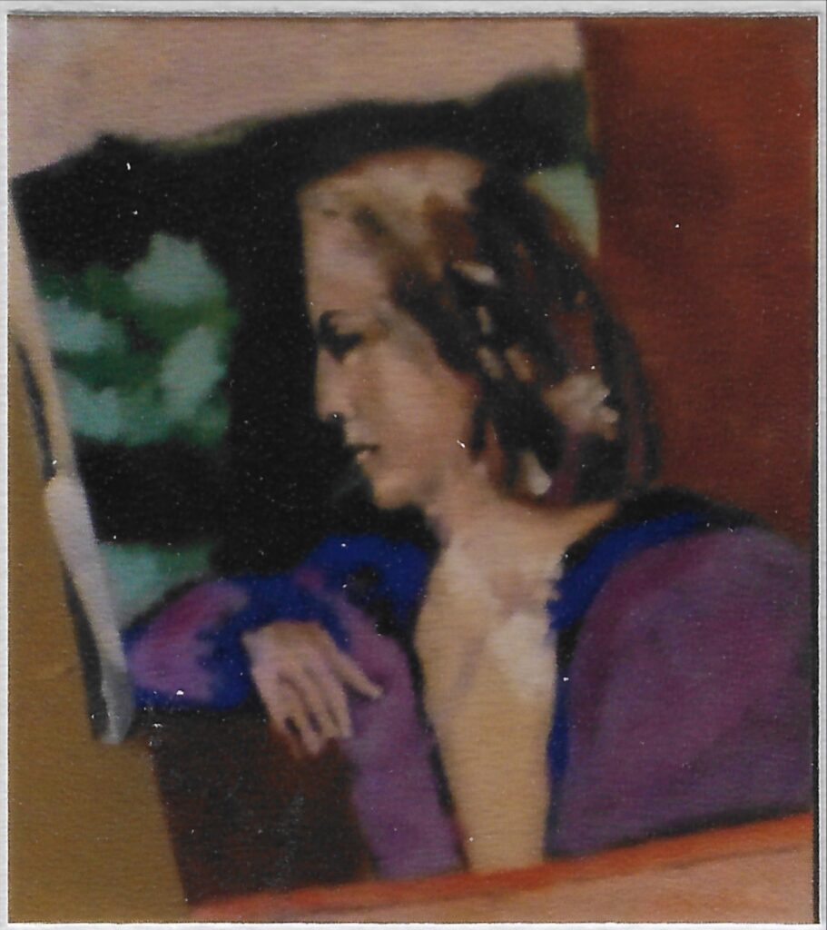 buste femme de trois quart gauche, coude droit appuyé suer le dossier de la chaise, regard vers la gauche, vêtement violet échancré, fond bordeaux et vert sombre