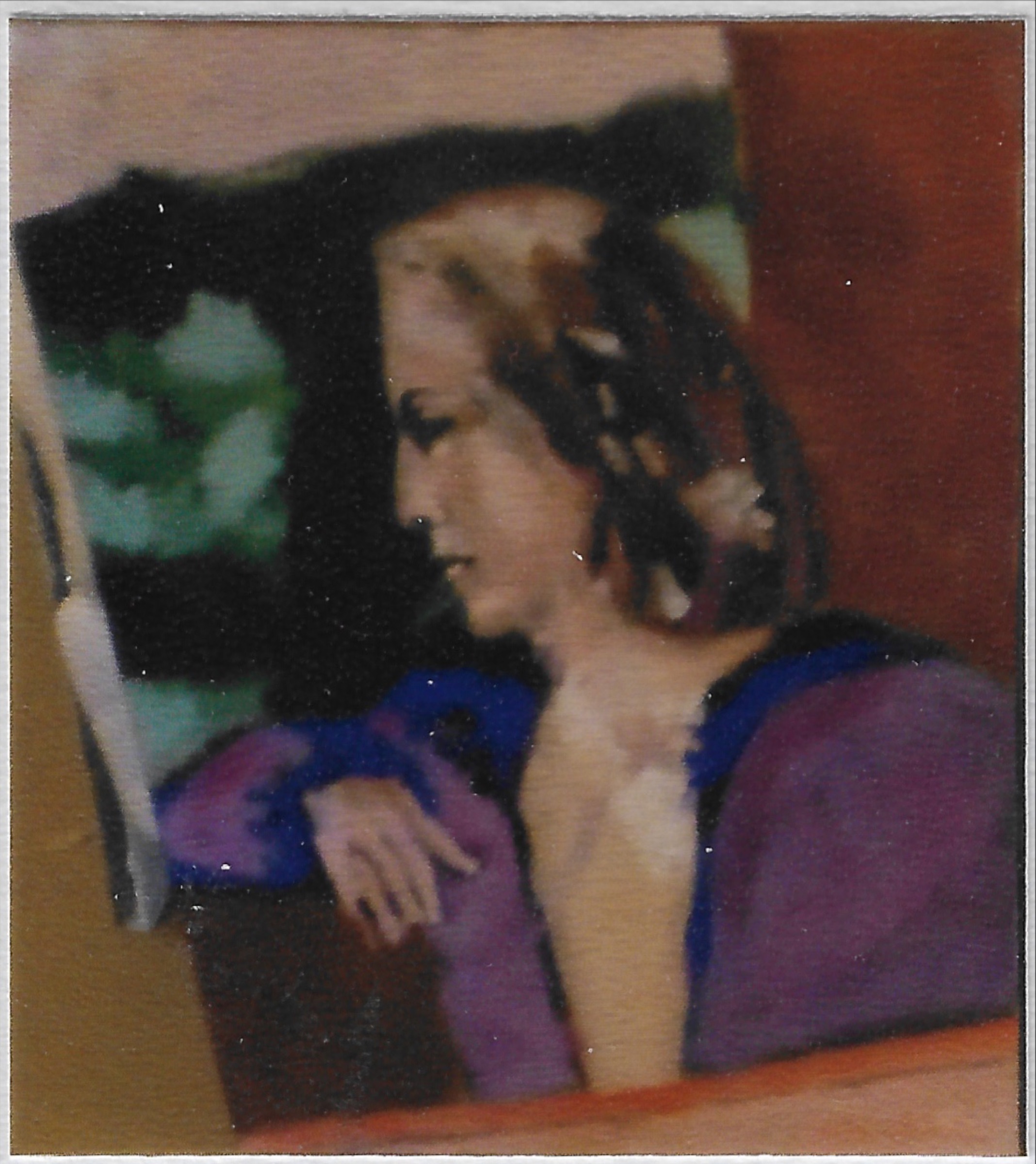 buste femme de trois quart gauche, coude droit appuyé suer le dossier de la chaise, regard vers la gauche, vêtement violet échancré, fond bordeaux et vert sombre