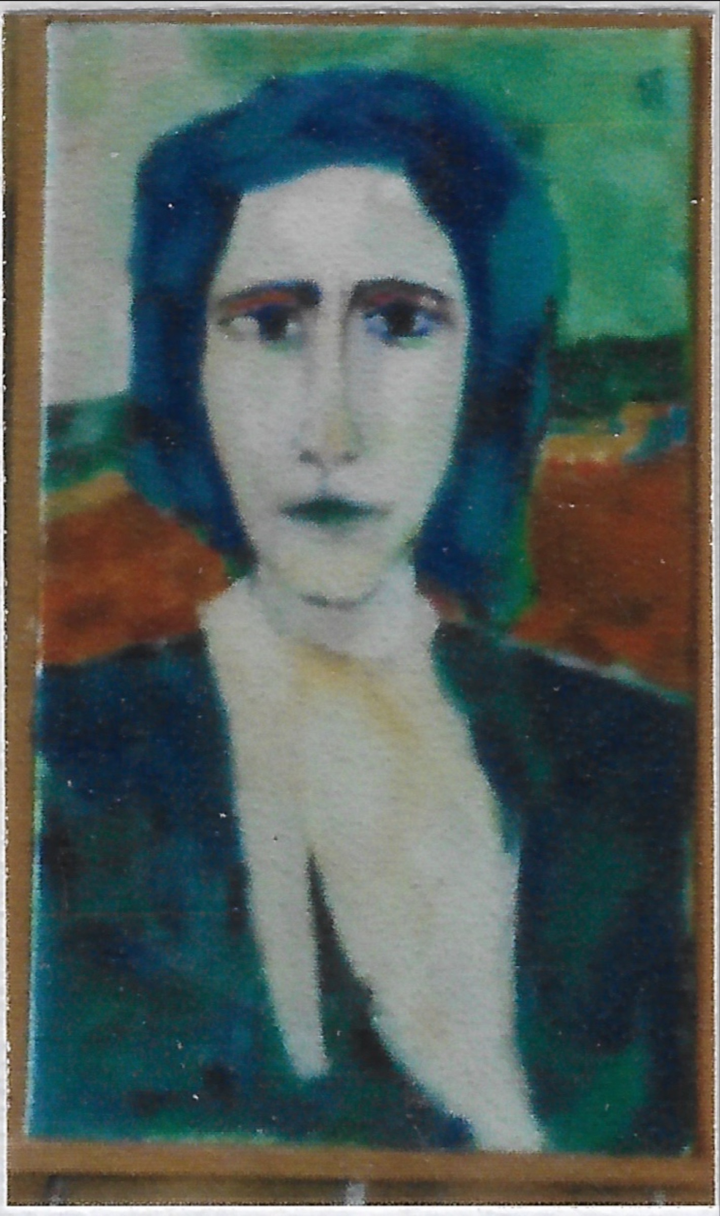 portrait de face femme cheveux mi-longs, habillée de noir et foulard blanc, fond vert et ocre rouge