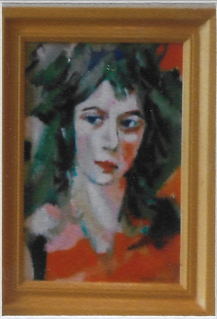 portrait femme au corsage orange, cheveux longs noirs et volumineux, regard en coin, vers la gauche