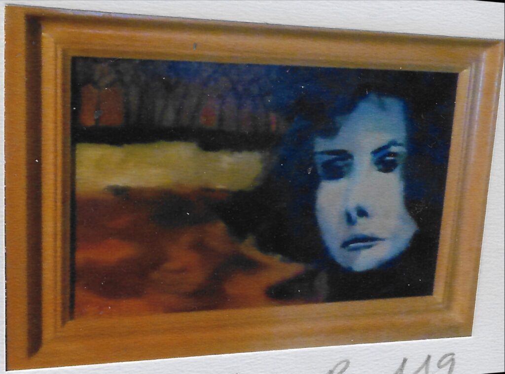 visage femme gris sur la droite,cheveu noir long, paysage sur la droite orangers et ocre jaune, discrets arbres dénudés en fond.