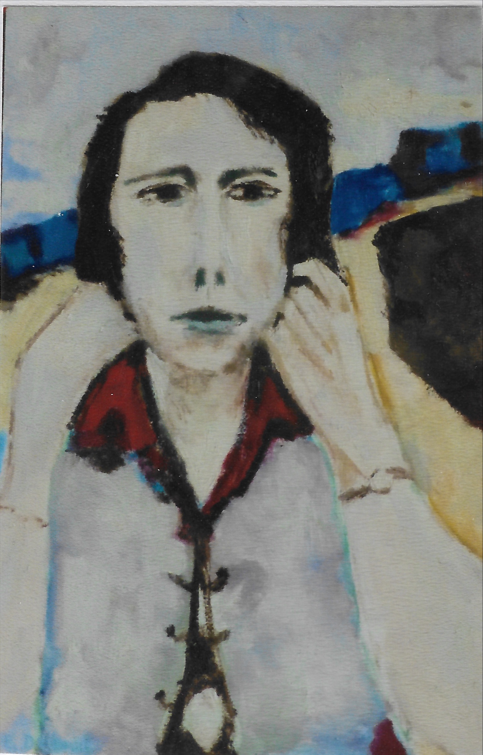 femme de face, main gauche au niveau de l’oreille gauche, gilet gris sur chemisier rouge,