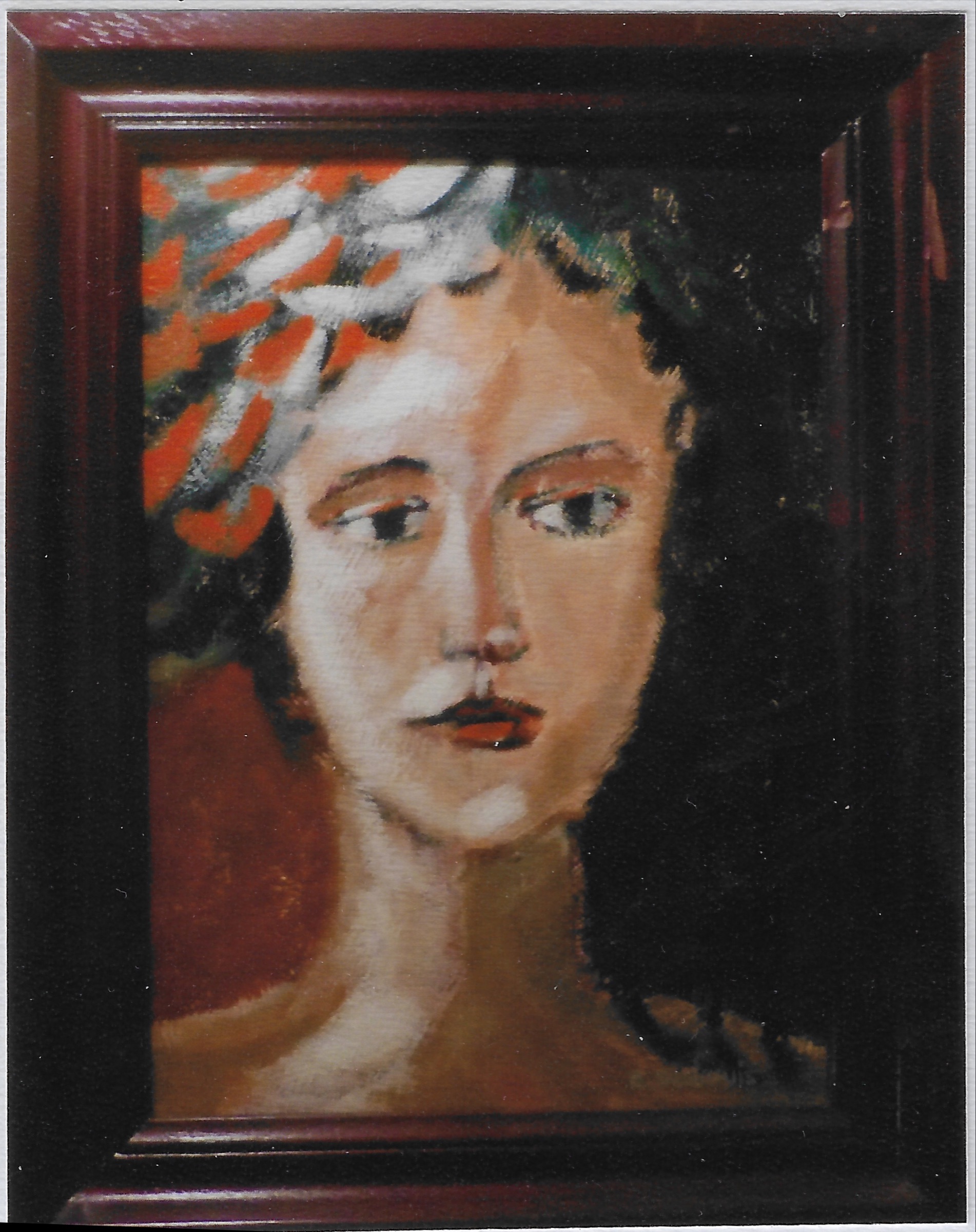 portrait de femme, cheveux blanc et rouge en mèche à sa droite, regard dans le vide, cou nu, cadre bois bordeaux