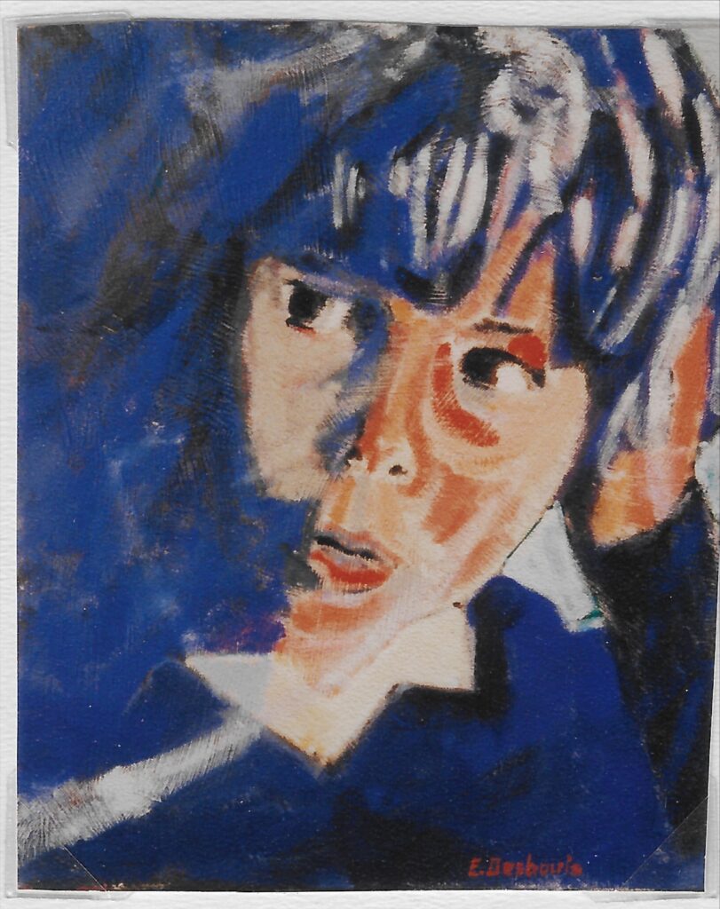 Portrait enfant visage tons rose, cheveux bleu et blanc, regard vers la gauche, visage dans la main gauche