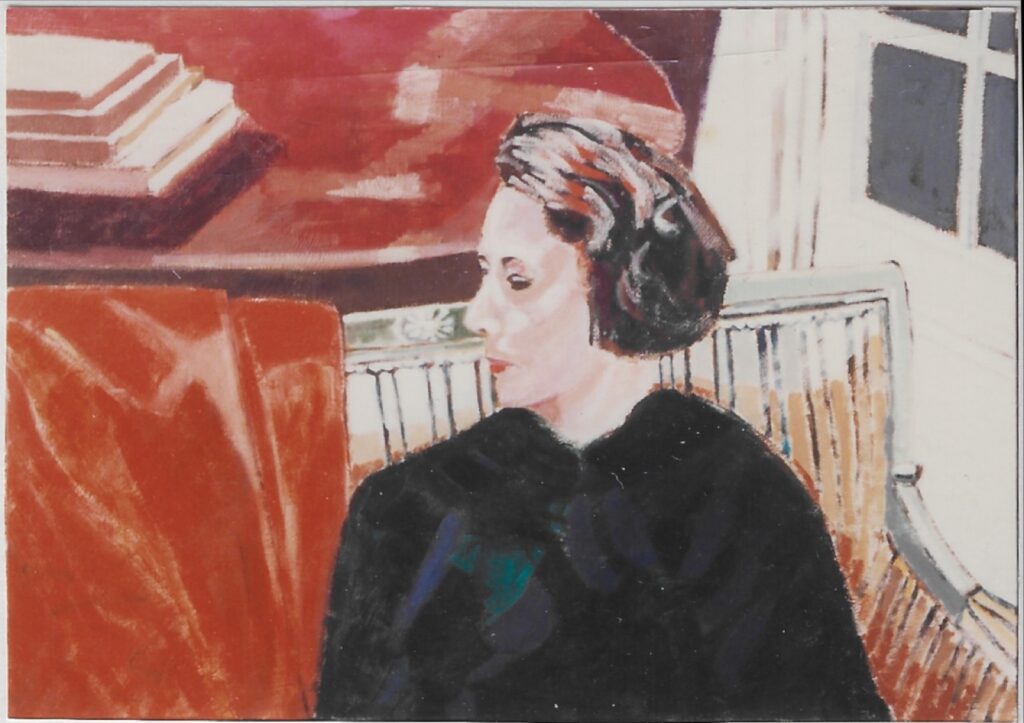 Femme en pull noir, assise sur un canapé à tissu réyé avec un plaid rouge dessus sur la gauche, elle est tournée vers la gauche, piano avec pile de livre en arrière plan