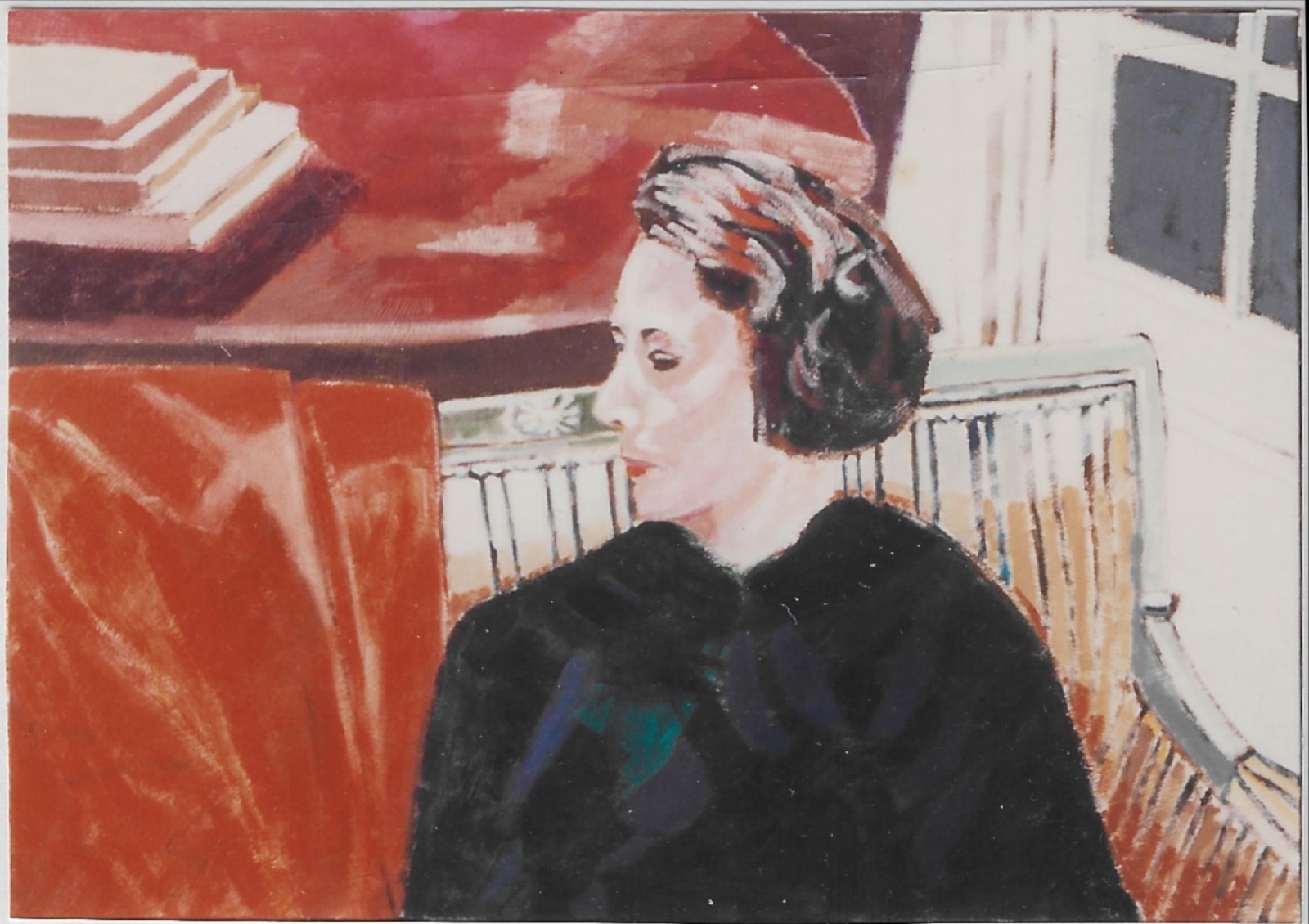 Femme en pull noir, assise sur un canapé à tissu réyé avec un plaid rouge dessus sur la gauche, elle est tournée vers la gauche, piano avec pile de livre en arrière plan