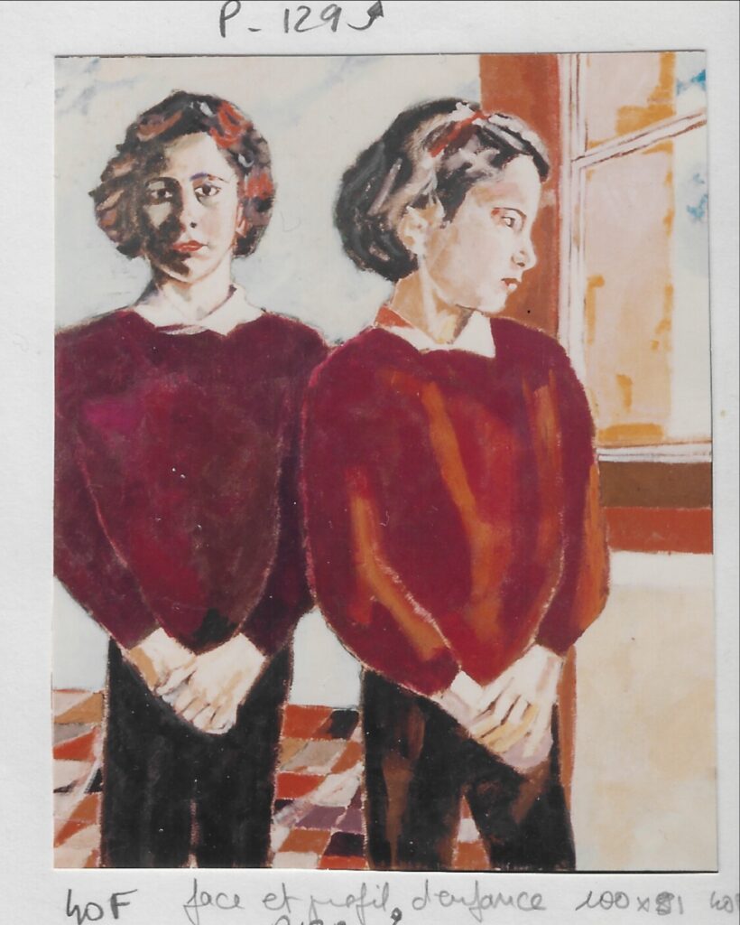 deux personnages presque en pied, une de face, et un de profil droit qui regarde par une fenêtre. Même posture, debout, mains croisées, pull bordeaux, col blanc et pantalon noir