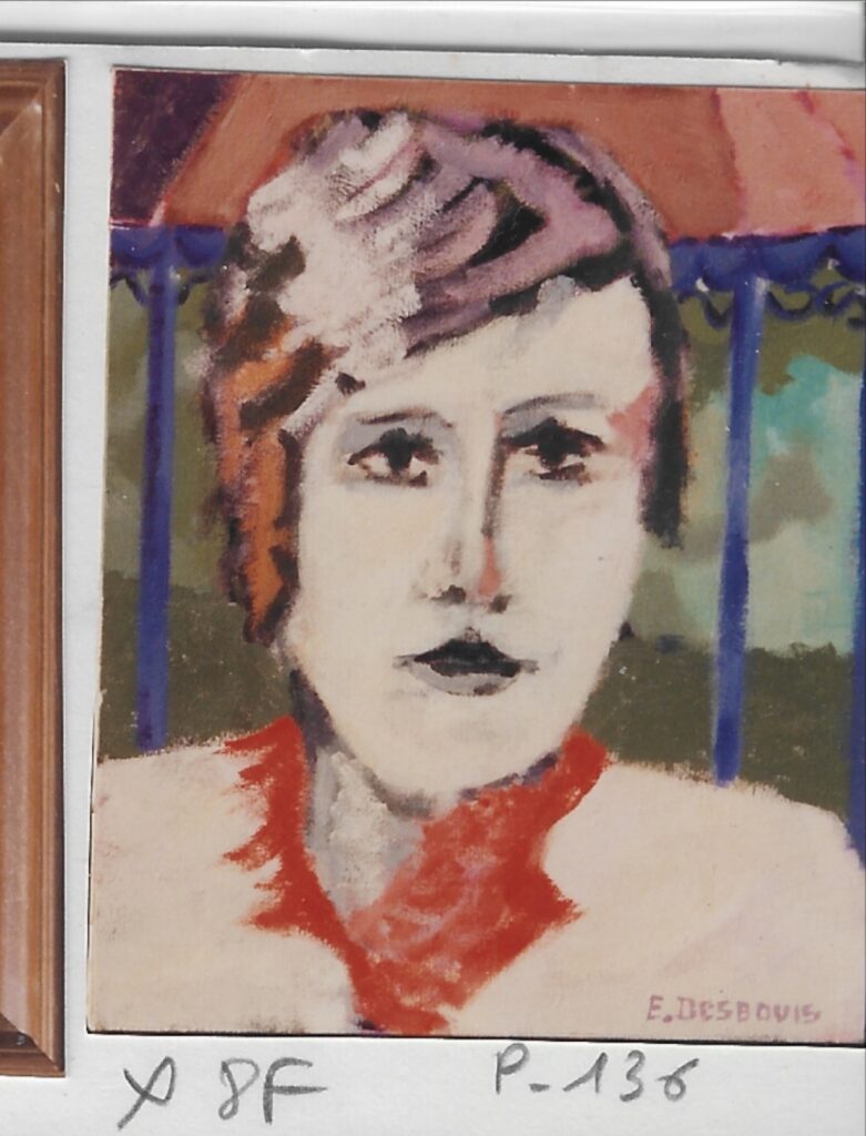 Portrait d’un homme, dans un kiosque bleu, mèche vers la gauche, col rouge et pull clair