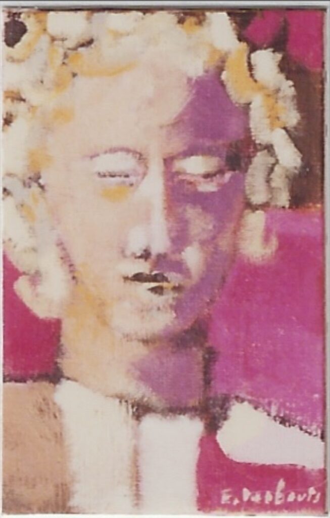 portrait femme blonde, cheveux mi long, yeux fermés, fond rose, deux bandes verticales blanches auniveau du col