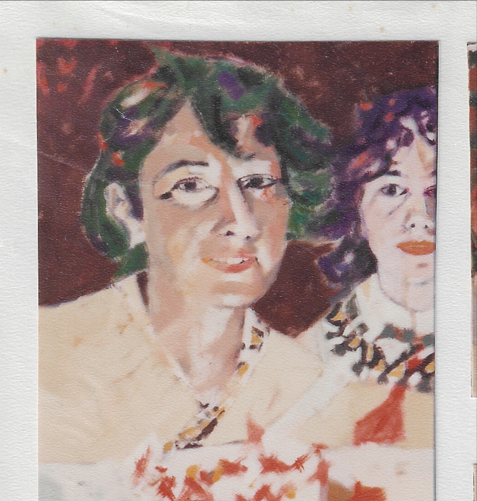 Buste de femme souriante devant un gâteau d’anniversaire, , demi-buste fillette en retrait, fond brun, vêtements clairs