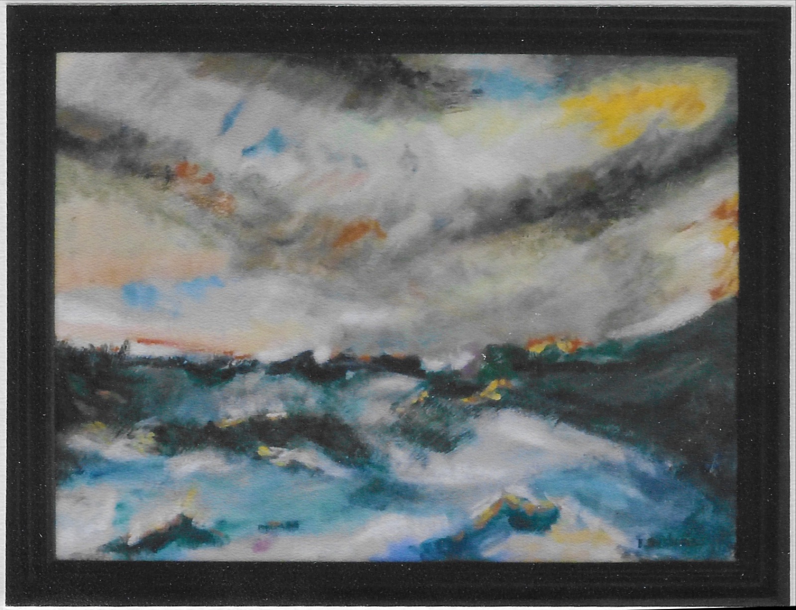 Mer agitée noire, bleue et blanc, qq crêtes de vague rouge et oranger, ciel nuageux, gris, noir, balnc et clair