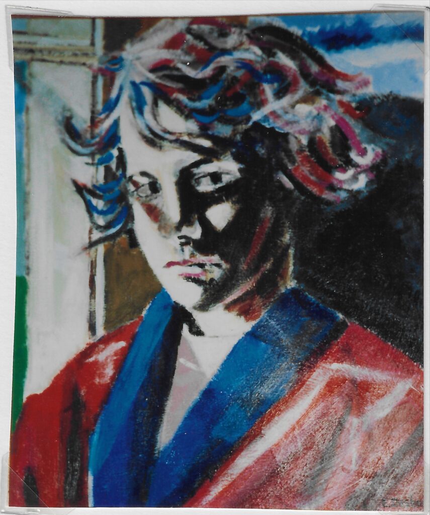 Portrait enfant de trois quart en robe de chambre rouge à col bleu, cheveux ondulés mi-long avec reflets bleus, blancs et rouge,