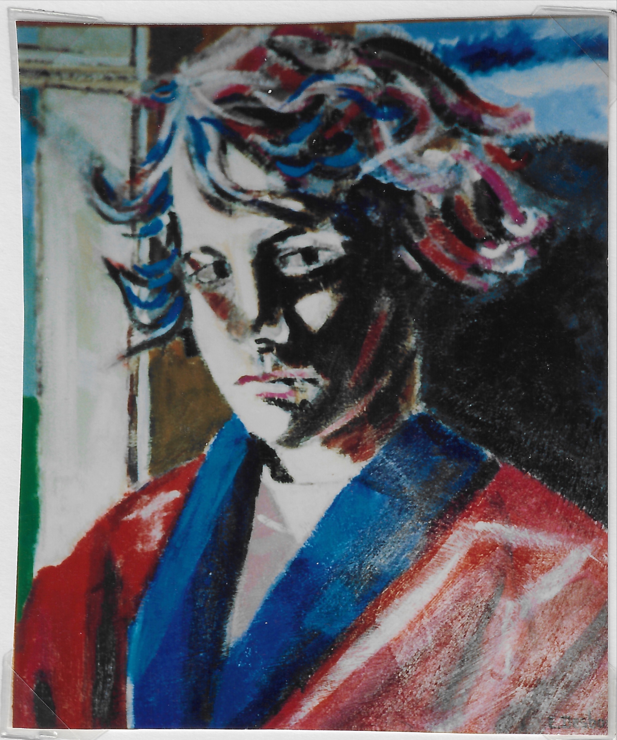 Portrait enfant de trois quart en robe de chambre rouge à col bleu, cheveux ondulés mi-long avec reflets bleus, blancs et rouge,