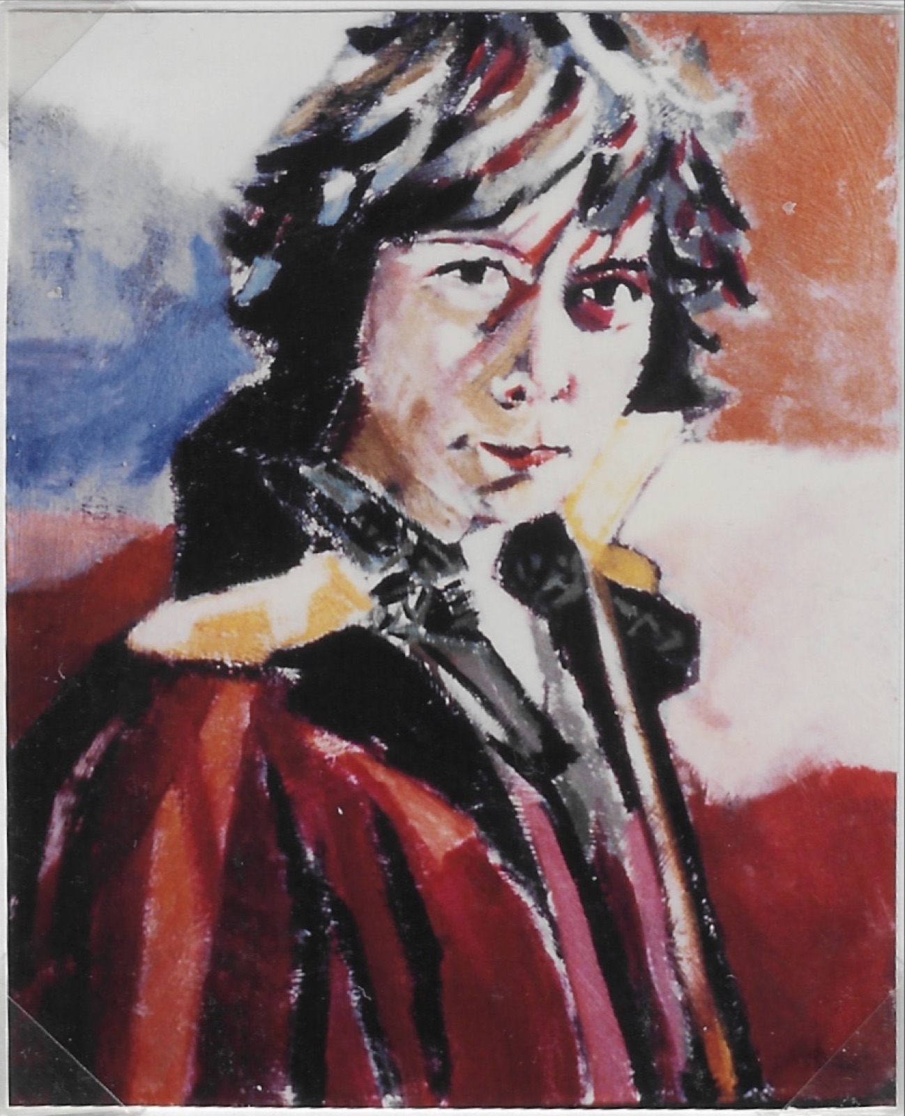 Portrait de sa femme de côté, visage tournée vers la droite qui nous regarde, imper bordeaux et noir, cheveux noir et mèches claires, fond tricolore