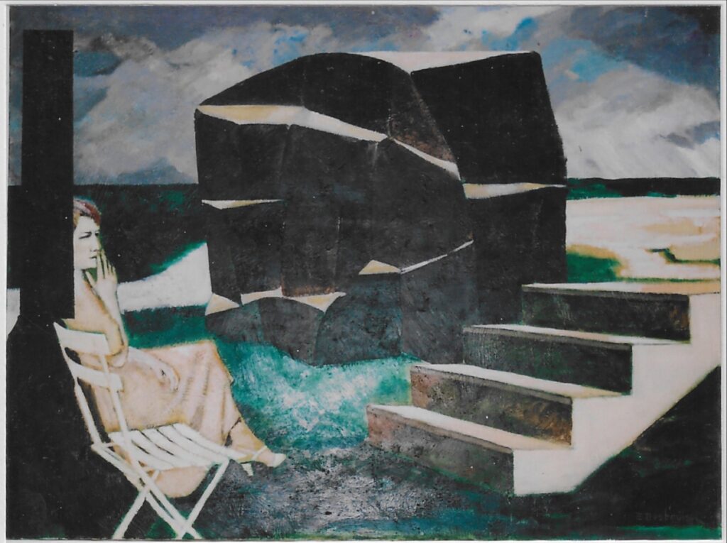 Femme en robe crème assise, doigt sur la bouche, une chaise en fer blanc à sa droite, escalier de 4 marches en face d’un et énorme bloc noir et beige en fond, ciel tumultueux.