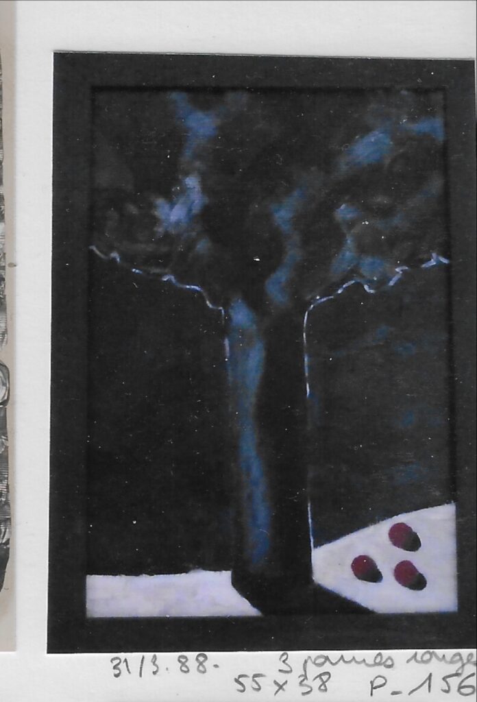 Un pommier sombre, liseré blanc sur le contour, fond noir, sol clair avec 3 pommes rouges sur la droite