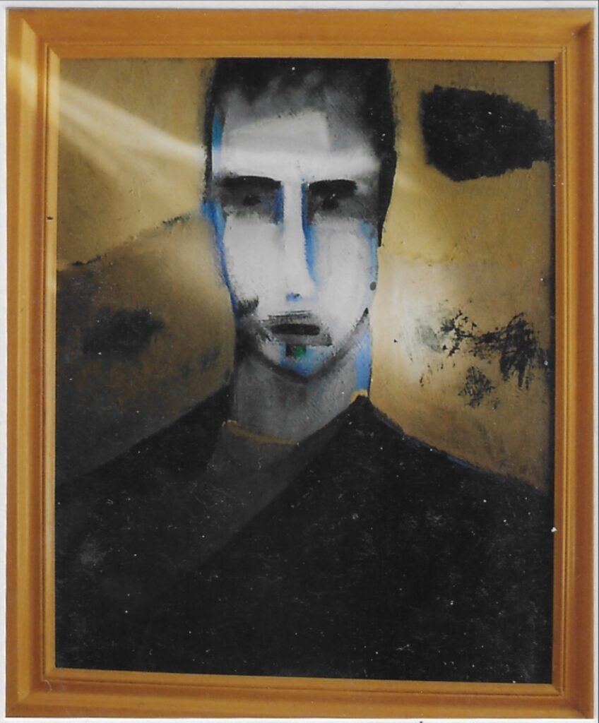 portrait visage dans les tons gris et noir, vêtement sombre et fond ocres et noir