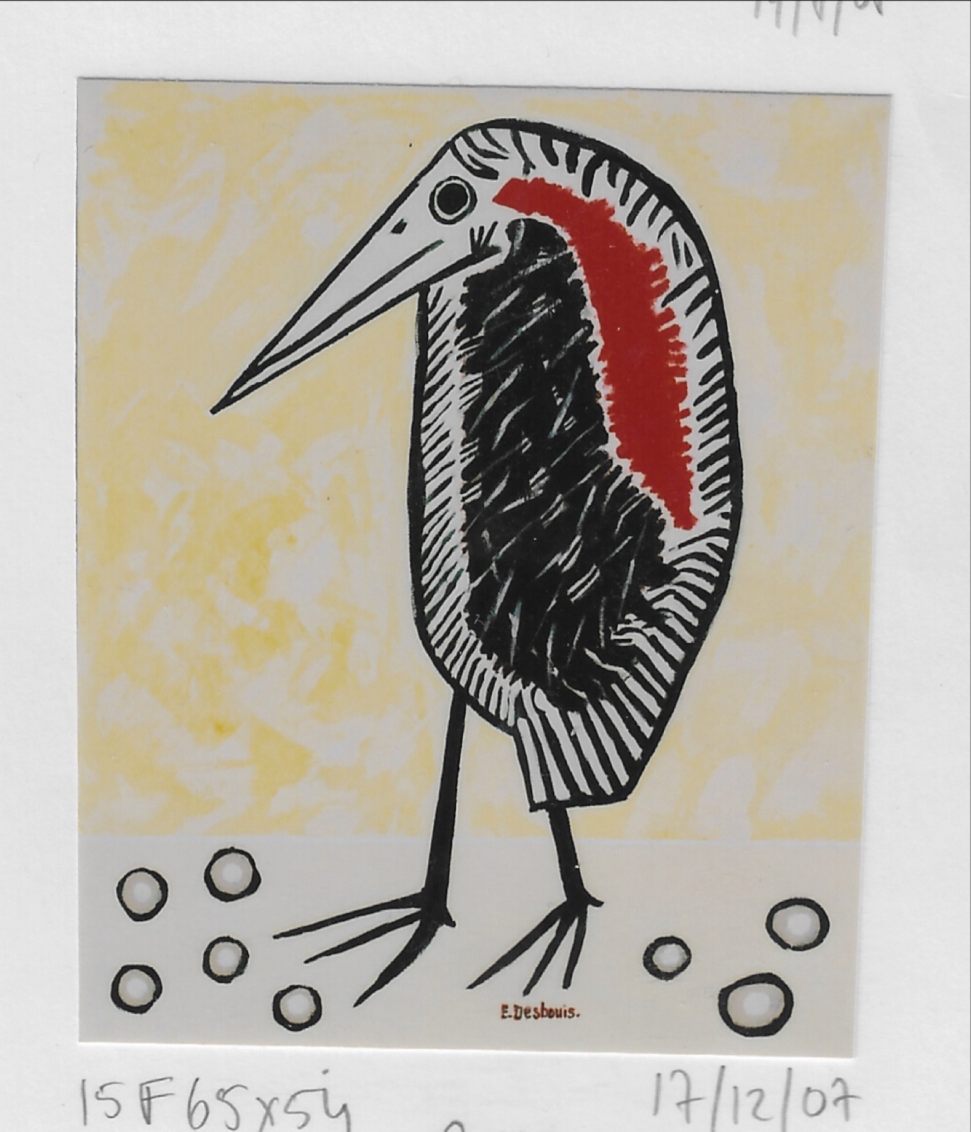Oiseau noir debout avec aile rouge, fond jaune, cailloux ronds