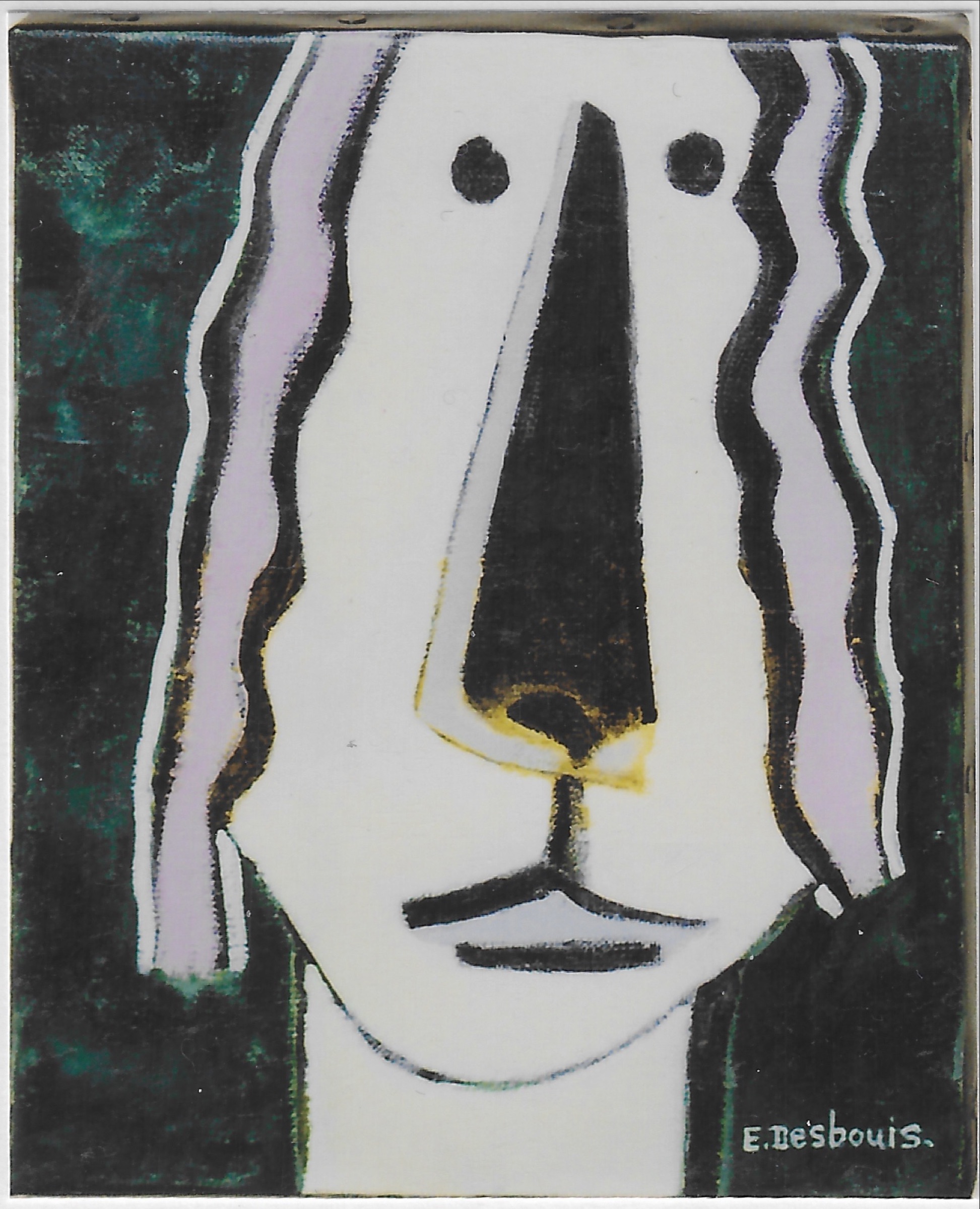 Portrait de face, très gros nez triangulaire noir, cheveux mi-long rose, fond vert