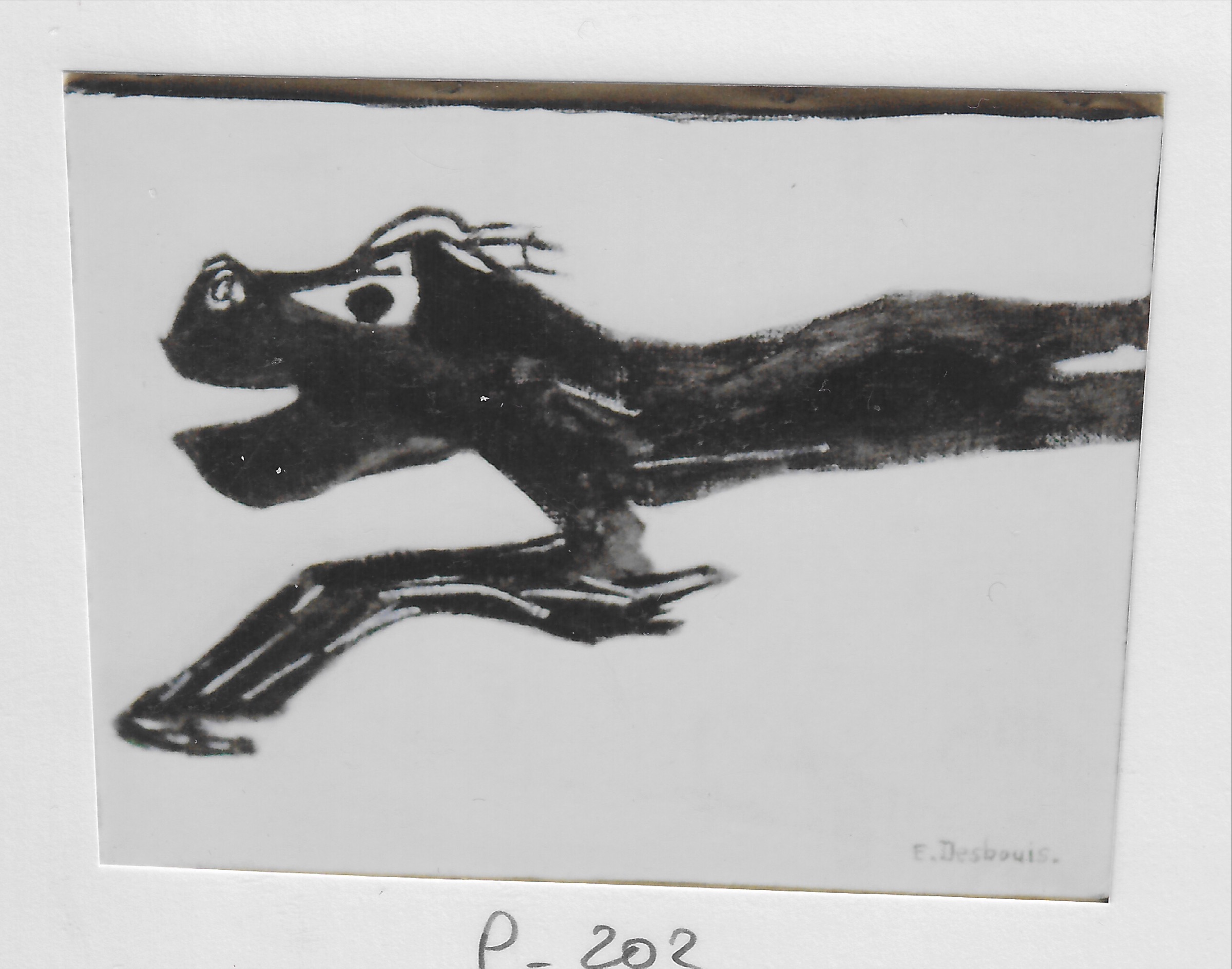 Chien noir, gueule ouverte courant vers la gauche, fond blanc