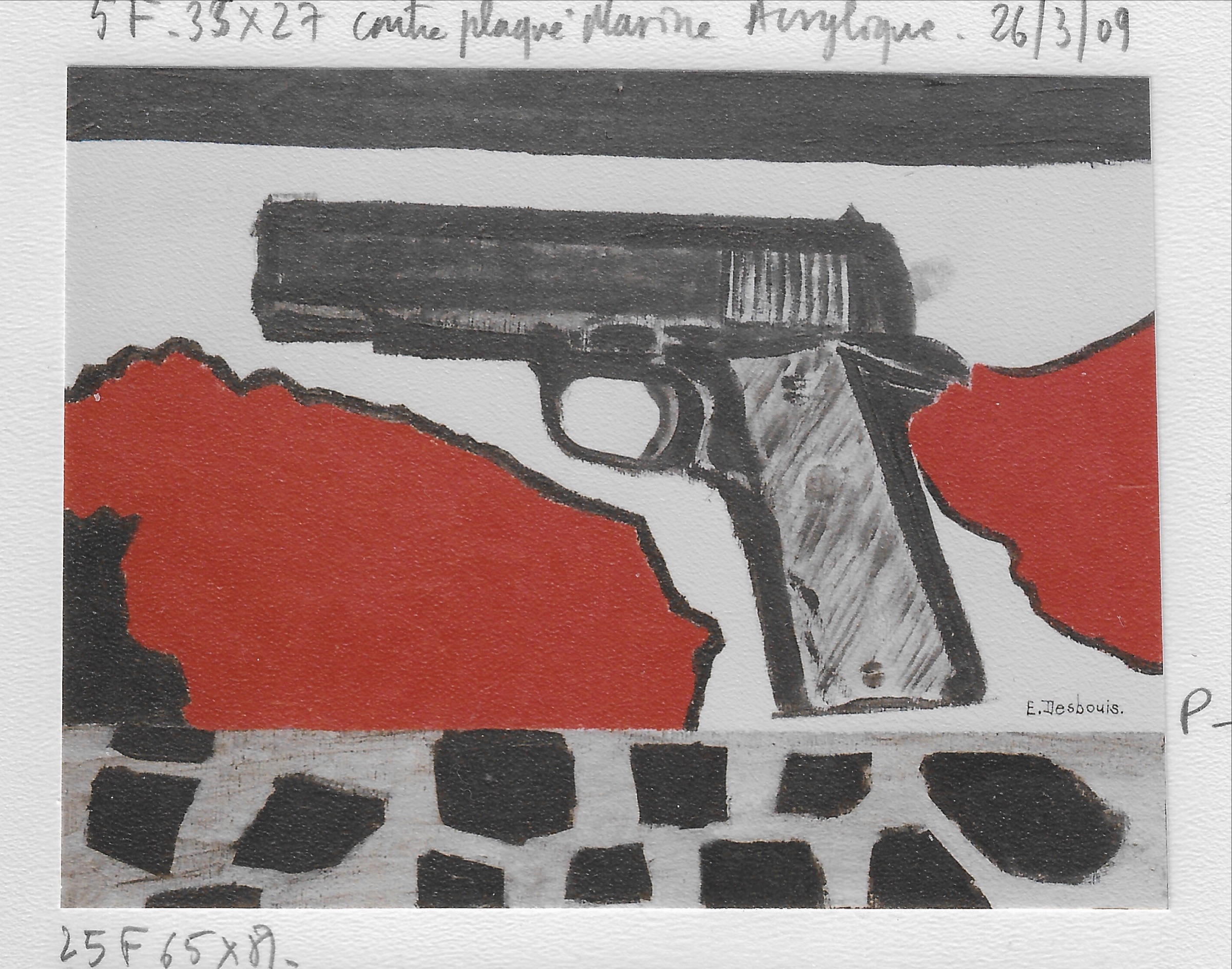 Marine, pistolet gris et noir, taches rouges, fond blanc, sol gris avec formes géométriques noires, bande noir en haut