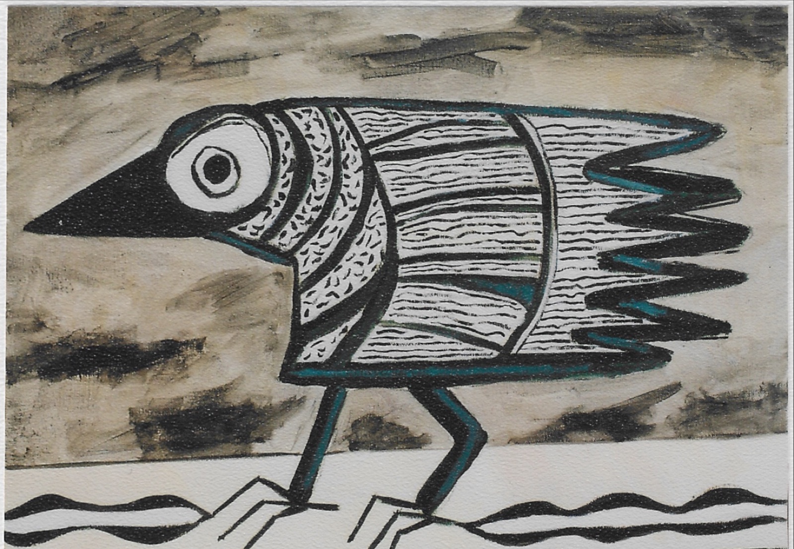 Oiseau debout, profil droit, gros œil rond, moucheté blanc et noir, avec traits verts, semble avoir un ruban noir et blanc à chaque patte